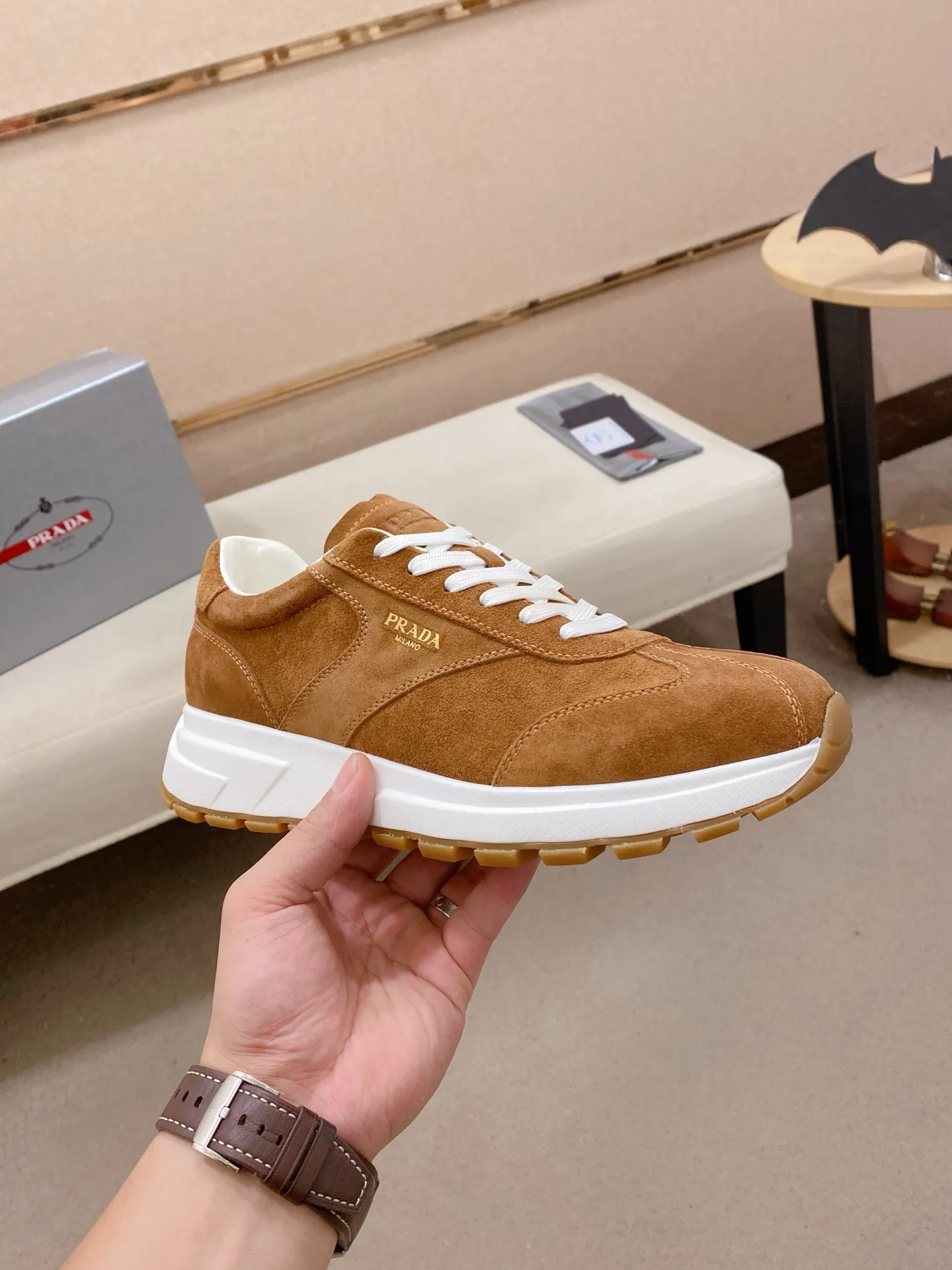 Men's shoes 💰 580💰 ✔️✔️✔️High version High-quality new PRADA counters are launched simultaneously. The new men's shoes and 😘fabric are selected suede cowhide and are made by pure handicrafts. Lining: Full cowhide lining. 👍🏿 High-end ☄️ air-cushion molded anti-slip rubber outsole, exquisite lines, simple and elegant, comfortable and high-end for leisure travel. Code number: 38 to 44